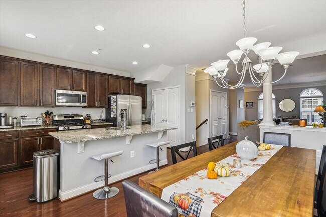 Building Photo - 605 S Cherry Grove Ave