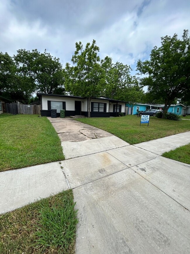 Building Photo - 805 Biggs Terrace