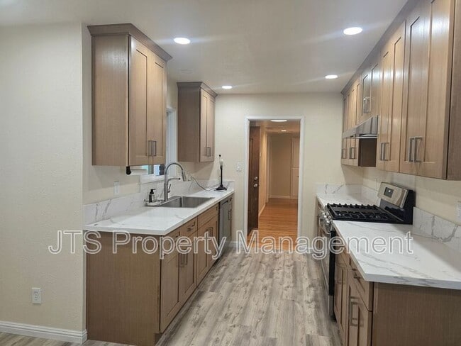 Building Photo - 1033 Woodshire Way