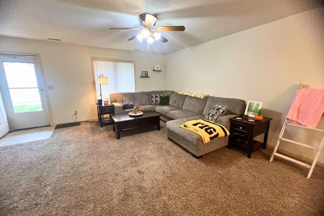 Building Photo - 2402 Garden Dr