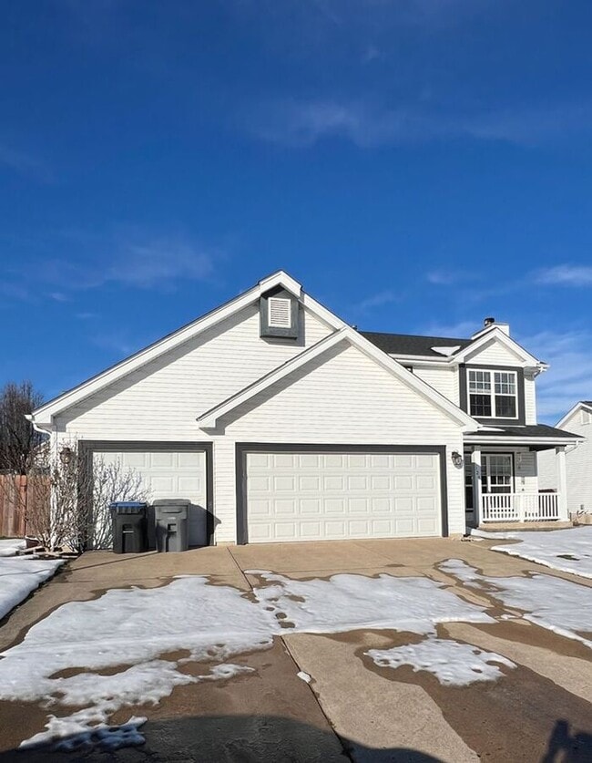 Primary Photo - Cozy 3-Bedroom, 4-Bathroom Home in Saint L...