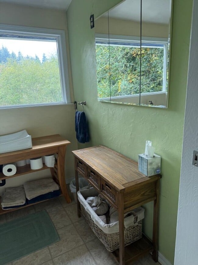 Building Photo - Charming Craftsman in Sunny Coquille! Mont...