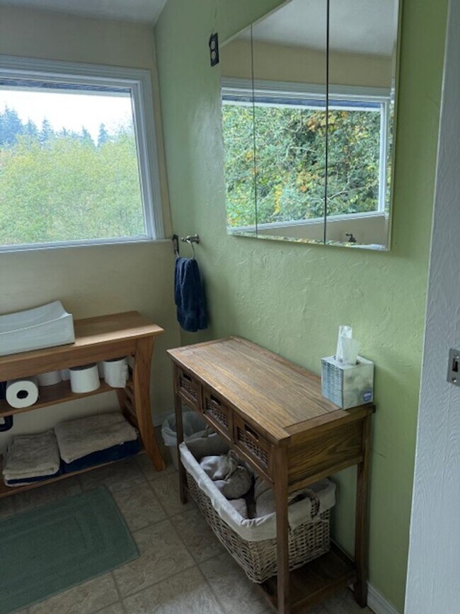 Building Photo - Charming Craftsman in Sunny Coquille! Month to Month Short Term Rental Only.