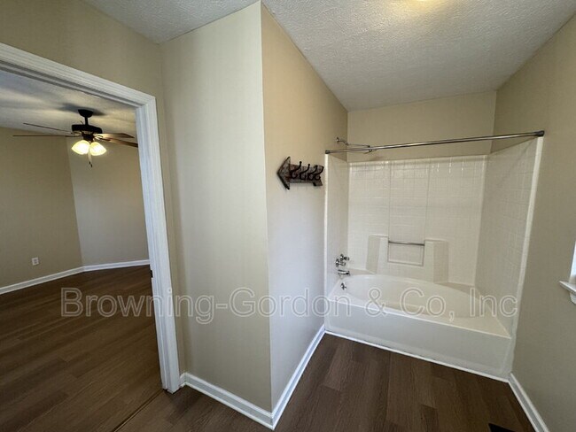 Building Photo - 1111 Cedarhill Ct