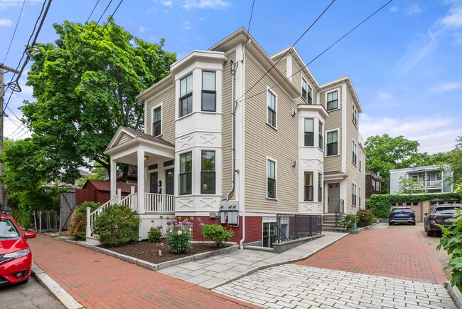 Building Photo - 619 Franklin St