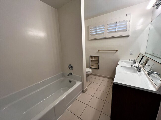Building Photo - Gorgeous 3 Bedroom 1.5 Bath Home located i...
