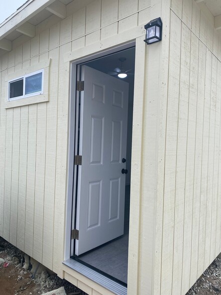 Building Photo - 1516 Calavo Dr