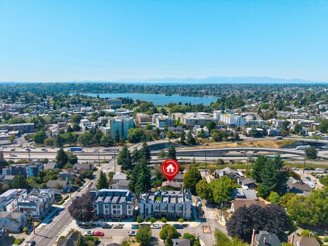 Building Photo - Vibrant Seattle Home