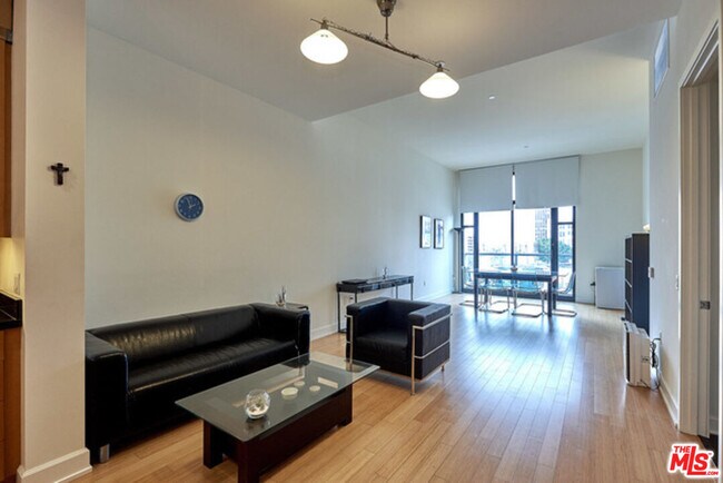 Building Photo - 3223 W 6th St