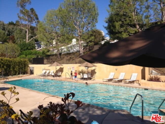 Building Photo - 17230 Avenida de la Herradura