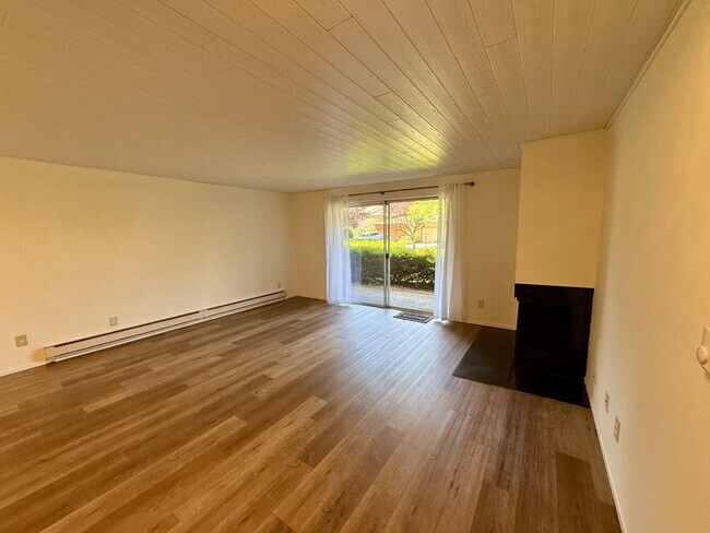 Building Photo - Beautiful 2-Bedroom, 2-Bath Condo in the Oakbrook Country Club Community