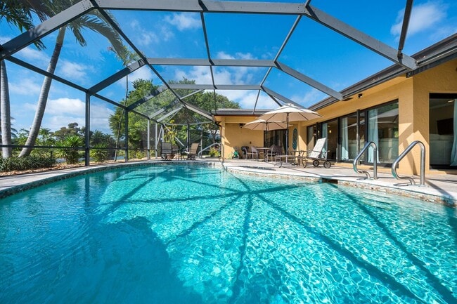 Building Photo - 3250 Lakeview Blvd