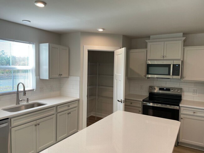 Building Photo - 3 Bedroom 2 Bath Home in Middle Creek Vill...