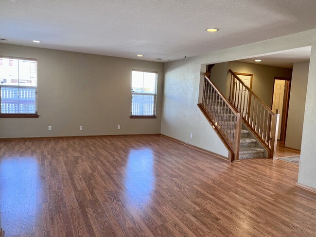 Building Photo - Beautiful 3 Bed/2.5 Bath End Unit Two-Level Townhome! Wonderful Deck off Living Room with backyar...