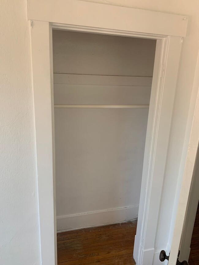 Building Photo - ***Cozy 2 bedroom 1 bath with GATED parkin...