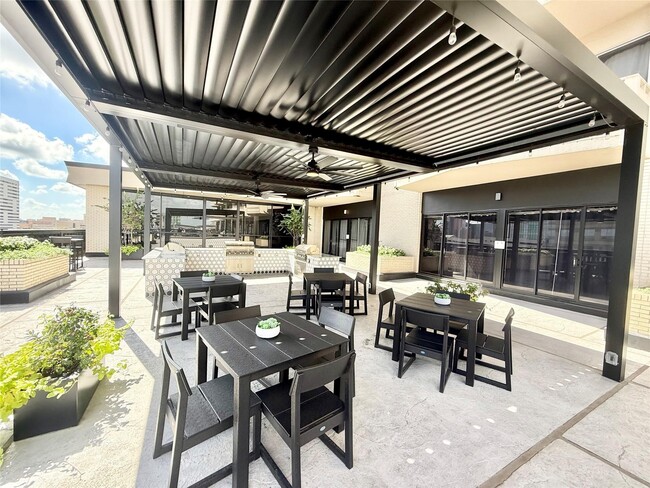 Building Photo - 2016 Main St