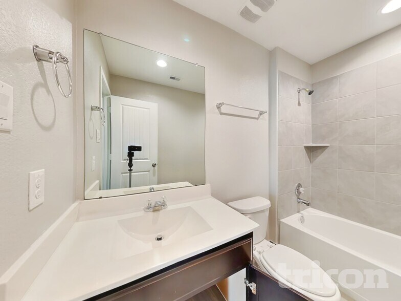 Building Photo - 8523 Aster Gln Wy