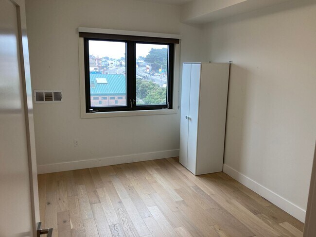 Building Photo - Back on the market! Modern 2 bedroom 2 bath condo blocks from the beach w/parking and washer/drye...