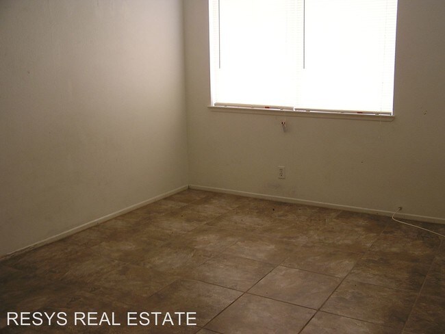 Building Photo - 3 br, 2 bath House - 5592 W TWAIN AVE