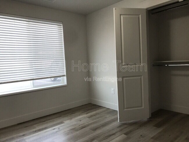 Building Photo - 2874 Kiesel Ave