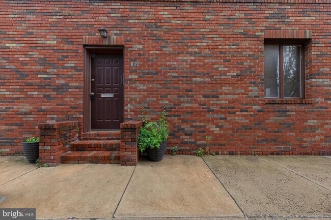 Building Photo - 821 Catharine St
