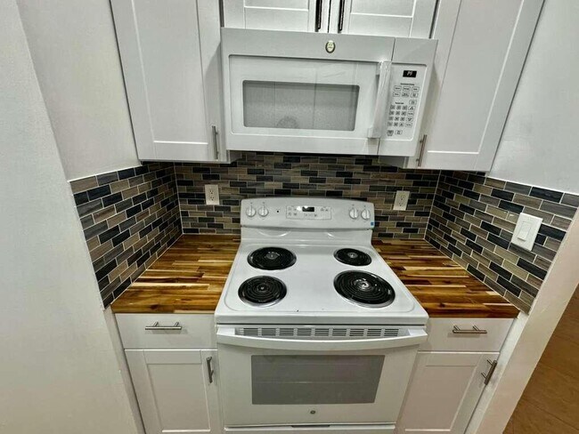 Building Photo - 1201 Lake Victoria Dr