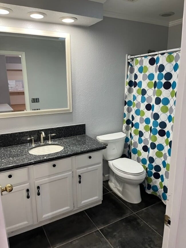 Building Photo - Nice home close to shopping and gas stations