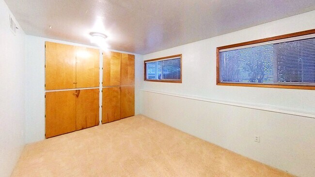 Building Photo - Beautiful Home with 4 Bedrooms and 2 Bathrooms Available in September!