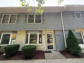 Building Photo - 2 Bedroom 1.5 Bathroom Townhouse