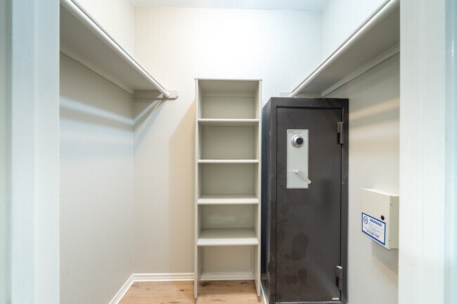 Building Photo - 16817 Brookwood