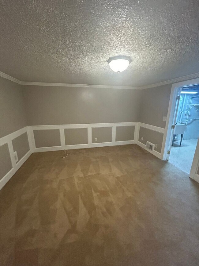 Building Photo - Modern 1 Bedroom Townhome in Prime Moon Township Location!