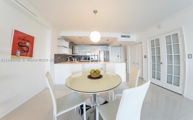 Building Photo - 5601 Collins Ave