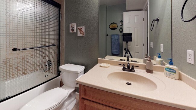 Building Photo - Beautiful sunny home