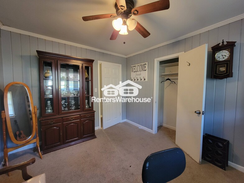 Building Photo - 3566 Highwood Dr SW