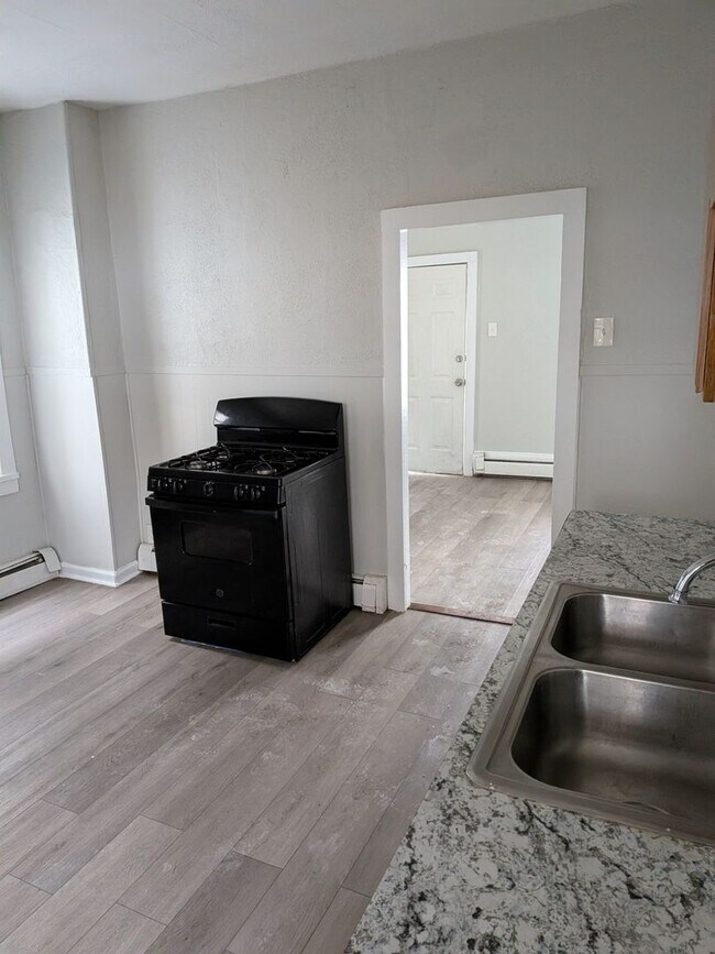 Building Photo - 921-923-923 Lonergan Pl