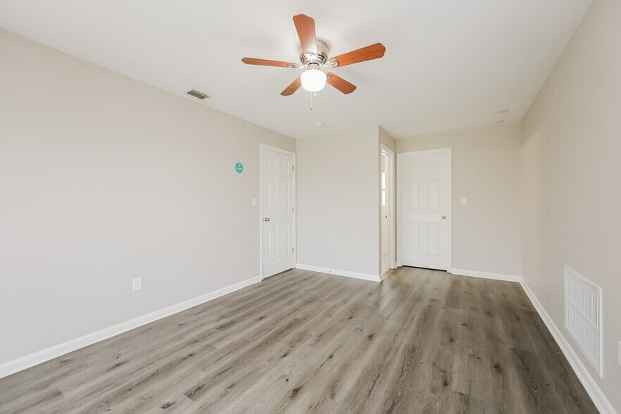 Building Photo - 502 Leeland Heights Blvd E