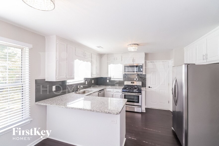 Building Photo - 5829 Millers Pond Ln