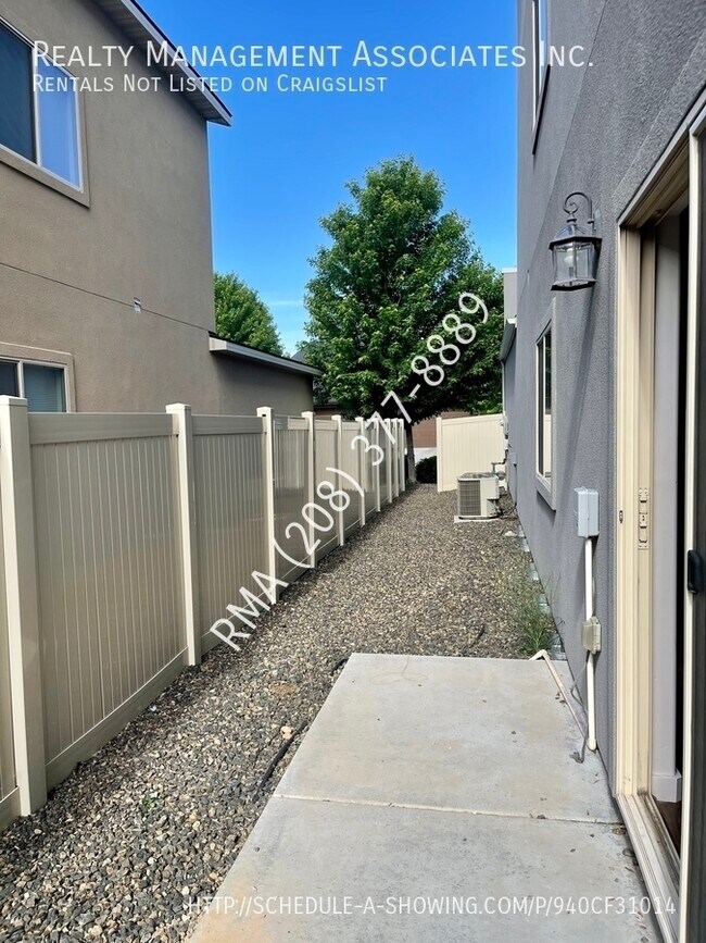 Building Photo - Gorgeous Townhouse Located in Meridian Nea...