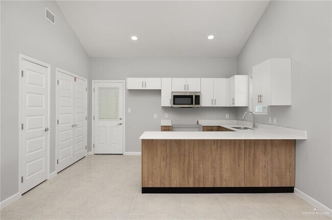 Building Photo - 2705 Woodpecker Rd