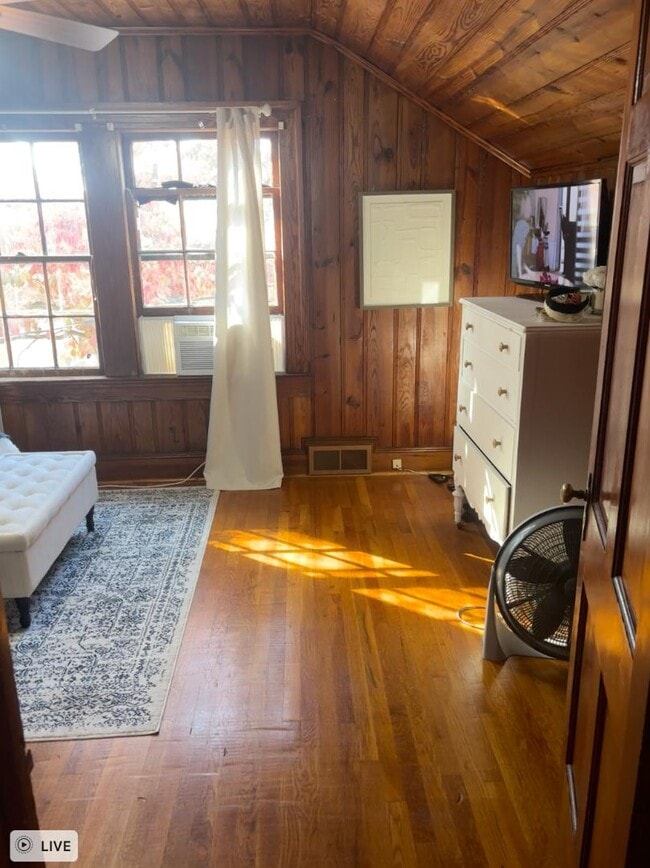 Building Photo - 407 Lewis St