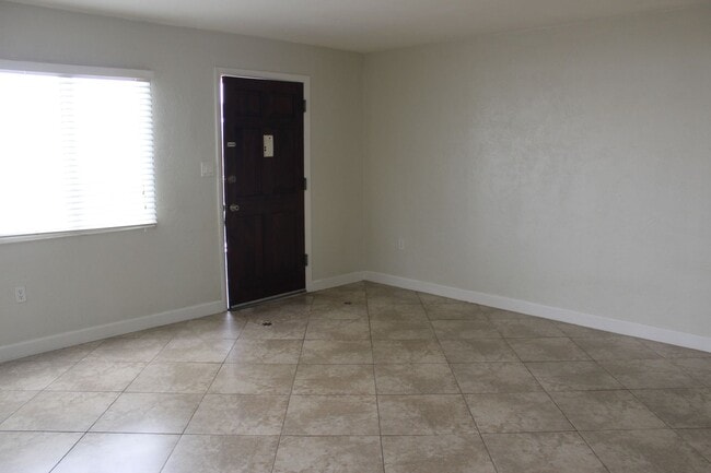Building Photo - One bedroom condo beachside