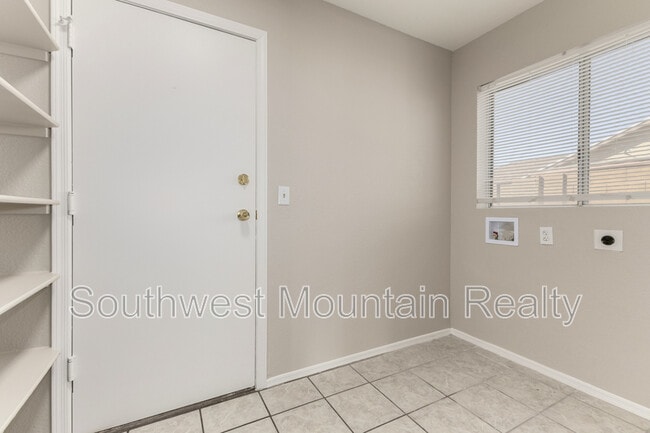 Building Photo - 5526 E Forge Ave