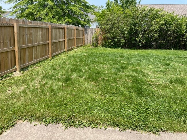 Building Photo - 3B2B Ranch Fenced yard+screen room
