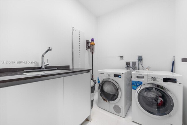 Building Photo - 300 Biscayne Blvd Way