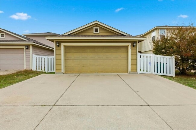 Building Photo - 930 Alamo Plaza Dr