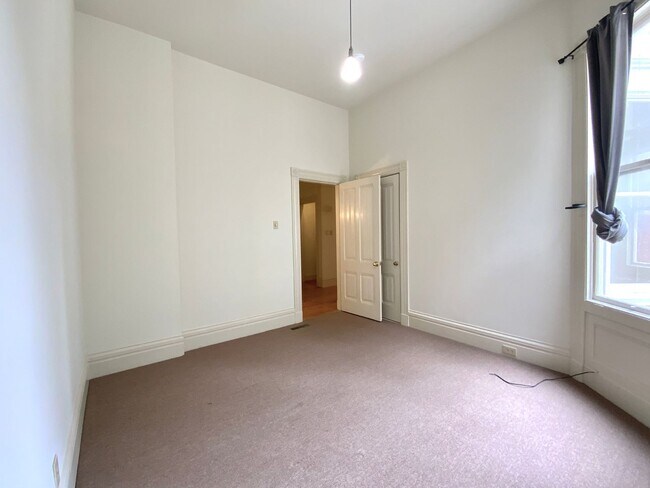 Building Photo - SPACIOUS 4BR! Laundry IN-UNIT! Great Locat...