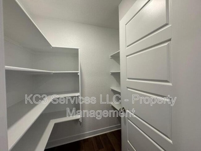 Building Photo - 3722 SW Knoxville Ct