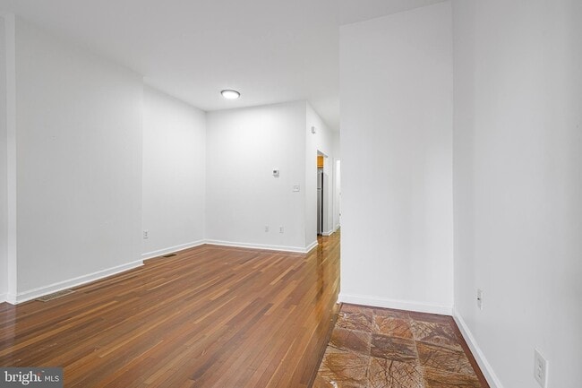 Building Photo - 609 W 9th St