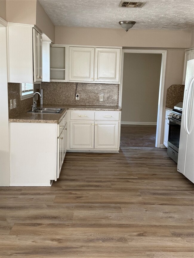 Building Photo - 8108 Wier Dr