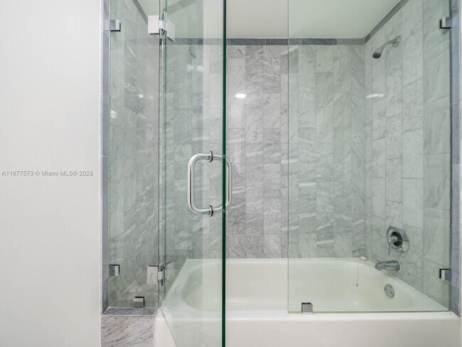Building Photo - 1402 Brickell Bay Dr